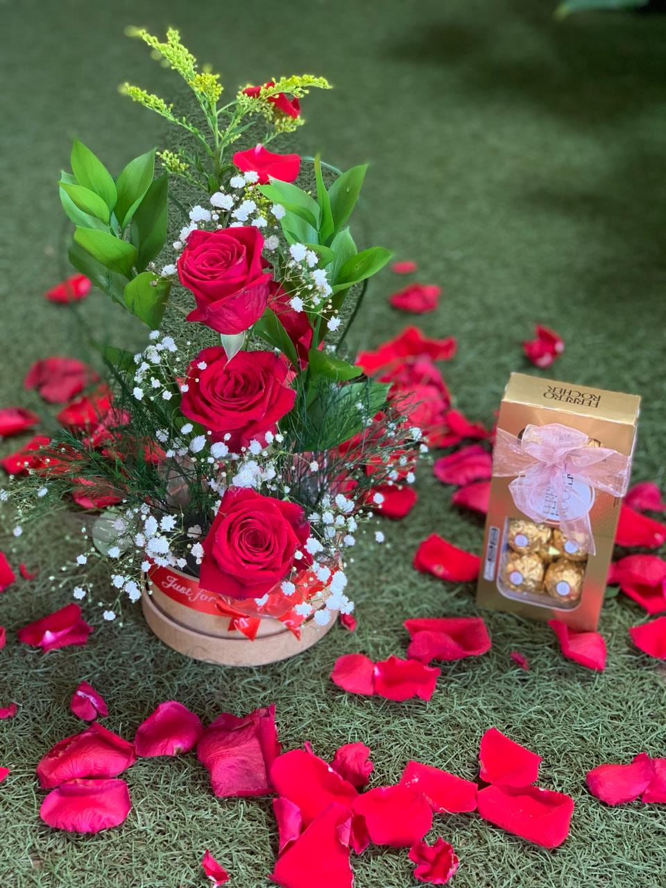 Cesta para presente com rosas vermelhas