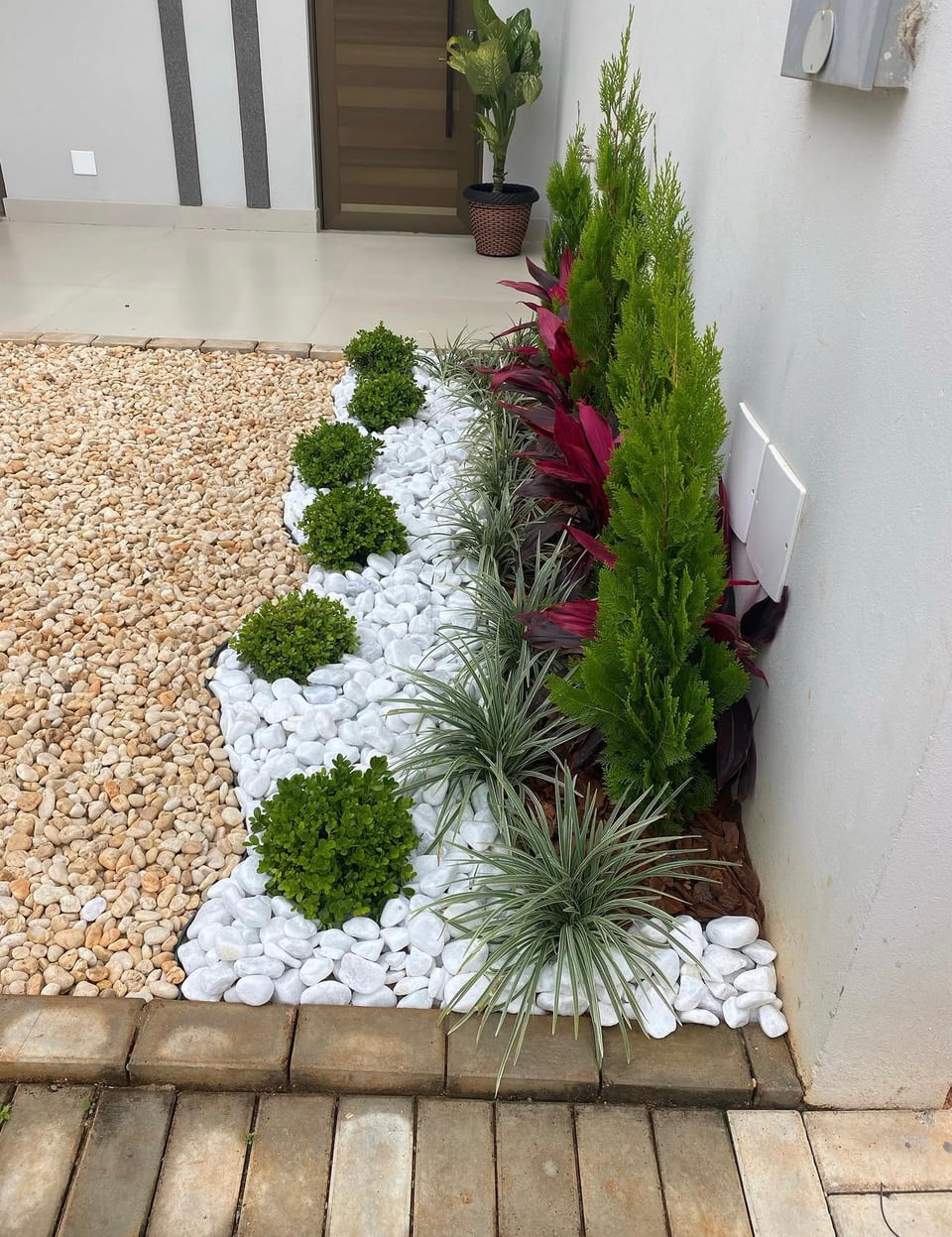 Jardim finalizado com pedras, arbustos e plantas ornamentais