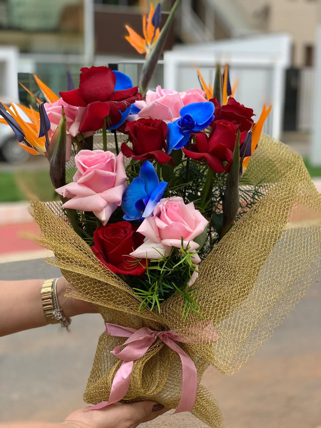 Buquê de rosas coloridas preparado pela floricultura